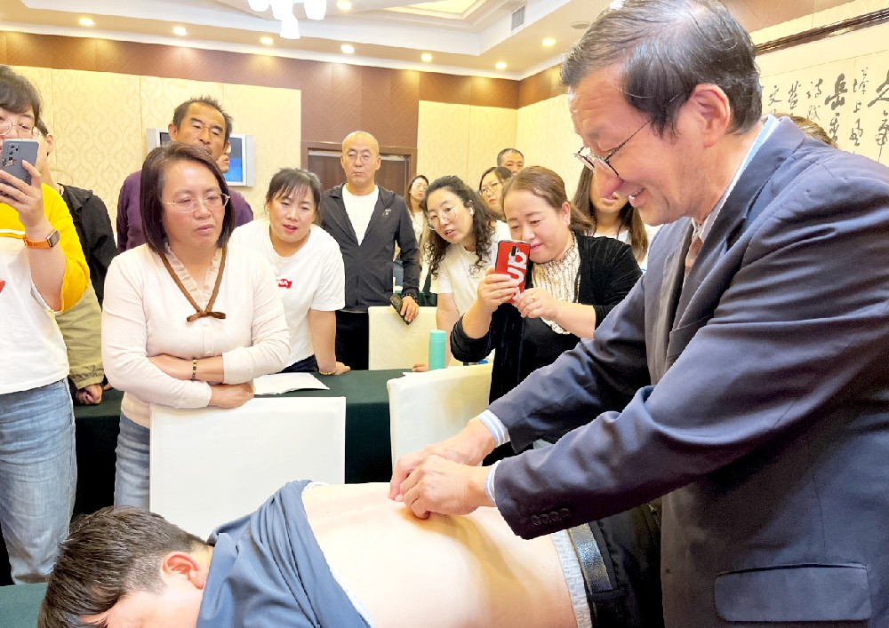 上海中醫(yī)藥大學(xué)針灸推拿學(xué)院教授李征宇為五寨縣基層醫(yī)生展示捏脊手法
